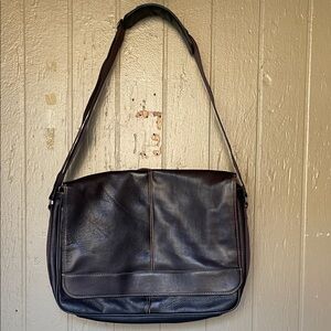 Wilson’s Leather Classic Brown Leather Messenger Bag